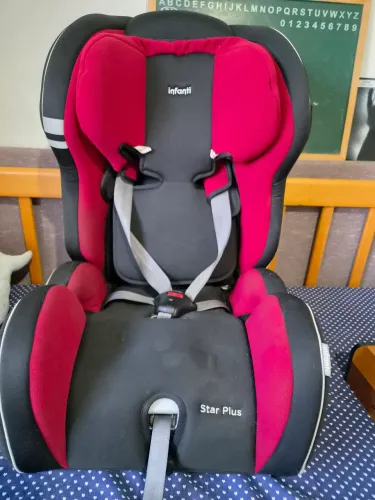 Cadeira infantil para carro.
