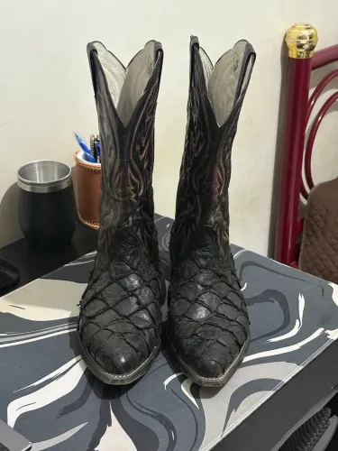 Bota de couro de pirarucu