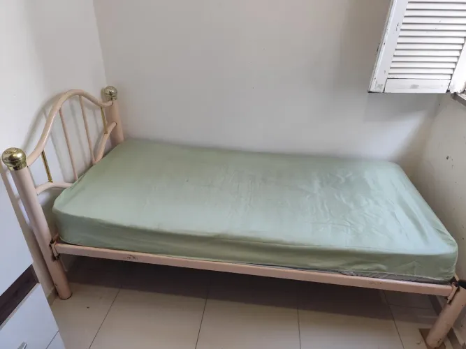 Cama solteiro de ferro com colchão de molas