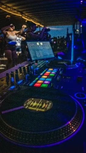 DJ Profissional para Festas | Som e Iluminação Completa