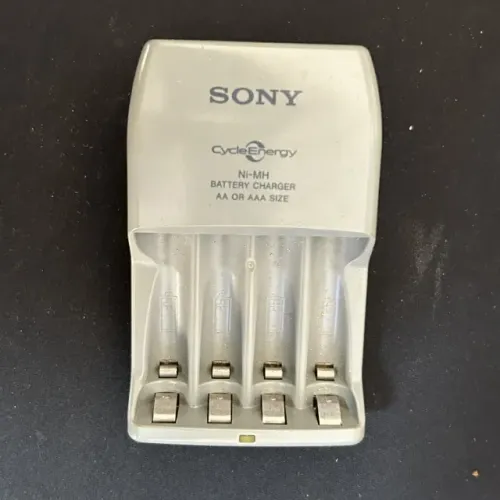 Carregador Sony Antigo para Pilhas Recarregáveis AA e AAA