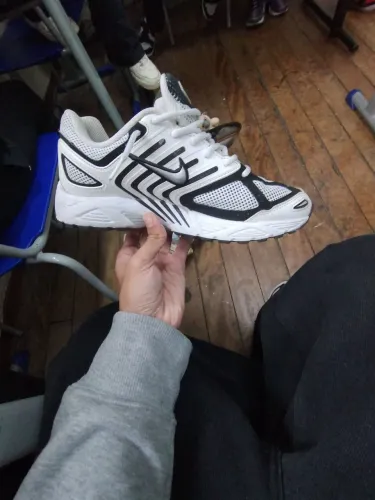 Tênis Nike esportivo pra corrida novo !!
