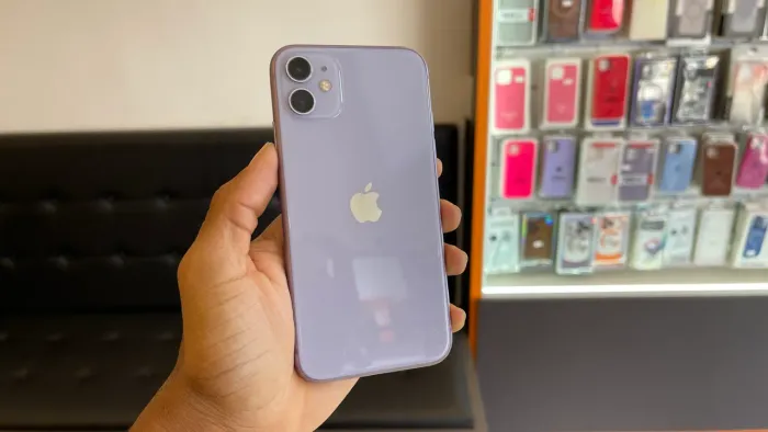 IPHONE 11 128GB, Bat 74% Tela trincada no canto Não afeta no uso