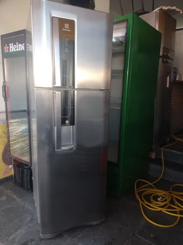 Geladeira Eletrolux inox funcionando perfeitamente