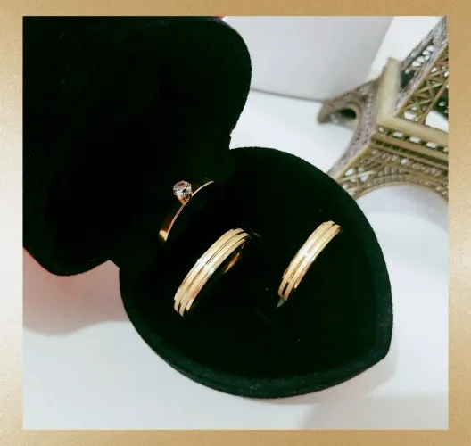 Par de Alianças Anatômicas Escv. Frisos 4mm Ouro18K Banho + Solitário. Namoro, Noivado