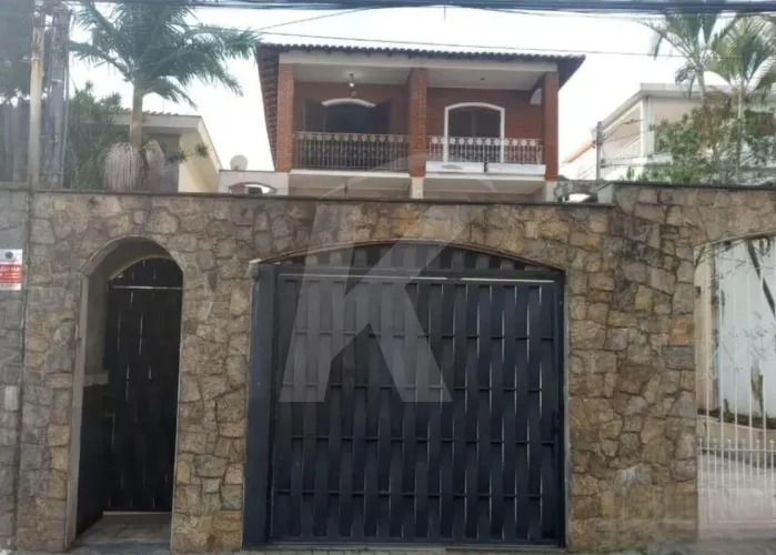 Sobrado Espaçoso com 306m² de Área Útil na Vila Mazzei