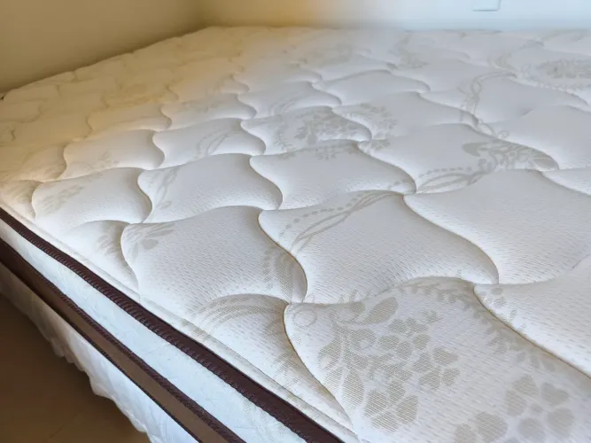 Cama box casal muito nova, colchão Castor de molas ensacadas