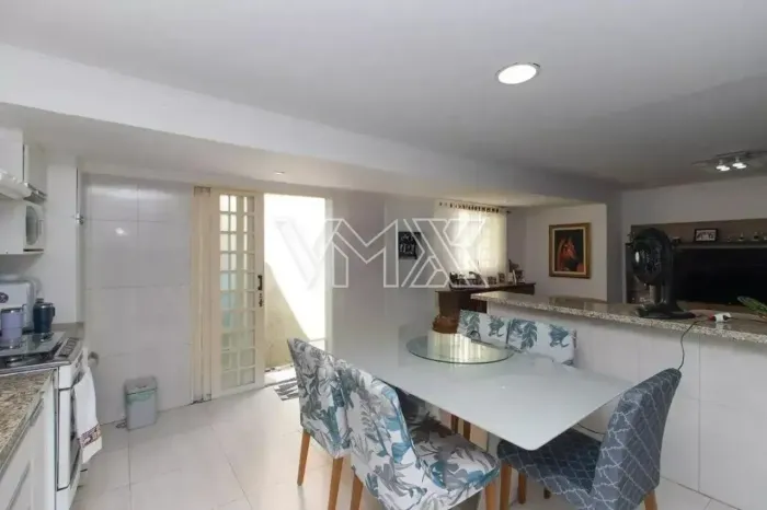Casa à venda na Vila Maria Baixa, 221m², 3 casas no mesmo terreno, 2 vagas.