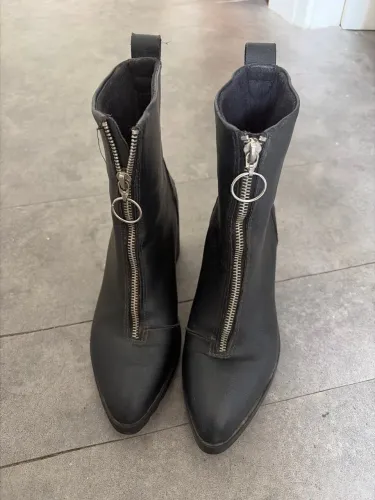 Bota cano médio com zíper