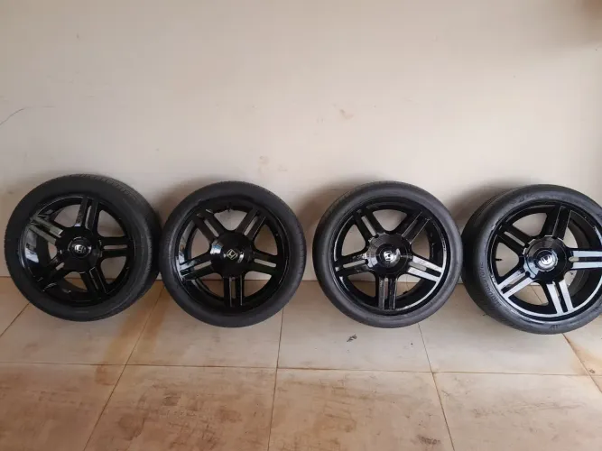 Vende jogo de rodas aro 17 com os pneus 225*45*17