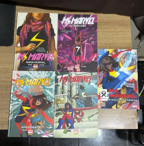 Marvel HQs (5/pçs) + 1 Figure Miss Marvel