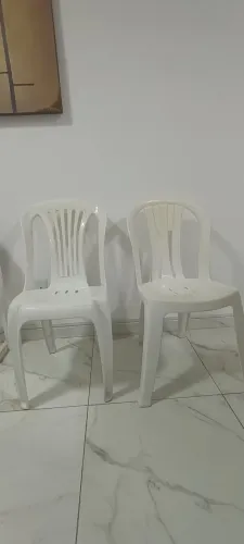 Cadeiras + banco plásticos