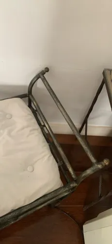Sofá e banqueta metal patinado e almofadas