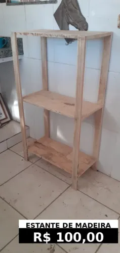 Fogão, bancada, estante. 