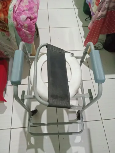 Vendo cadeira de banho DellaMed !!