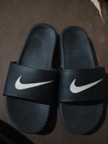 Dois chinelos Nike e avaianas 41 em ótimo estado 