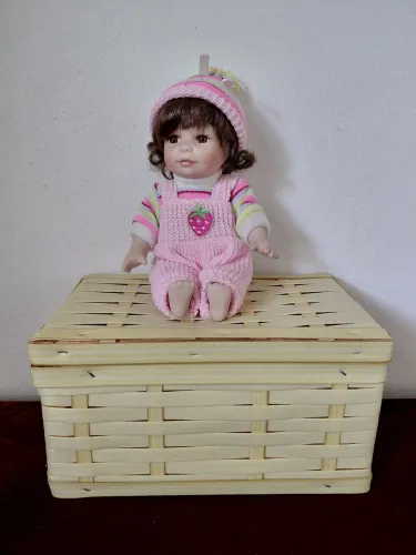 Boneca de porcelana pequena com caixa