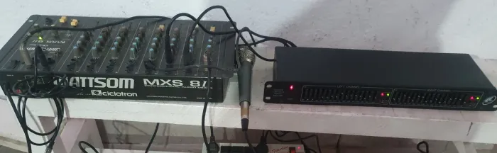 Mesa de som e equalizador e cabos