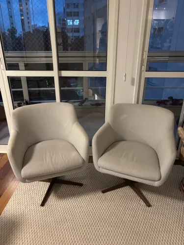 Par de poltronas giratórias Brentwood cinza clara