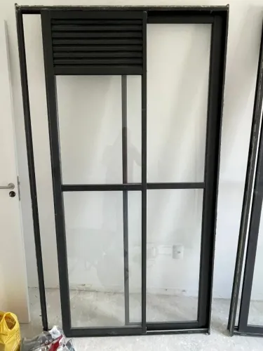 Porta em Esquadria de alumínio preto com vidro incolor 1,20 x 2,10 m