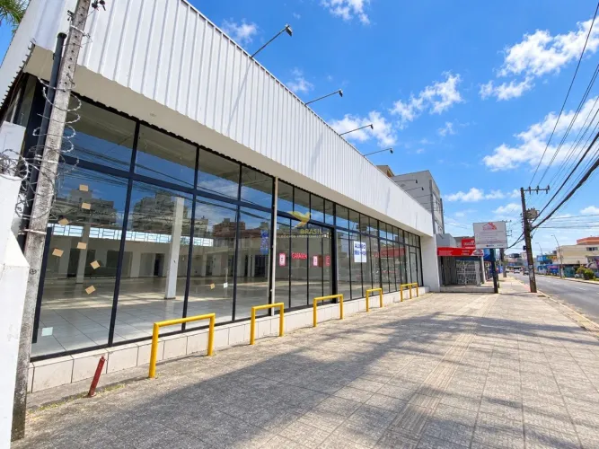 Espaço Comercial com Galpão para Locação | 1.600 m² | Barreiros - São José/sc