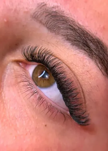 Cílios e unha de gel