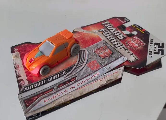 Figure Transformers Legends 25th Anniversary - Autobot Wheelie, completo e original Hasbro