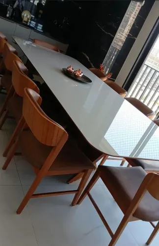 Mesa de jantar com 10 cadeiras em madeira maciça e revestimento em couro legítimo.
