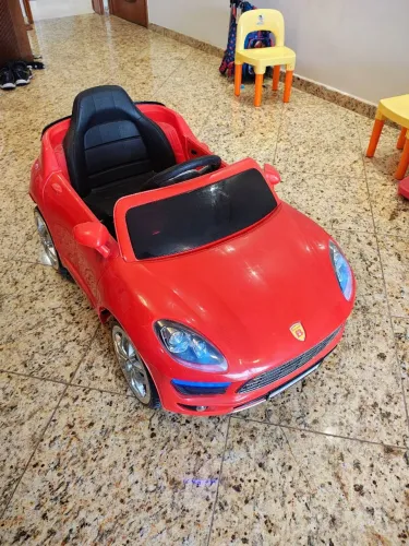 !!! Carro elétrico 12v, com luz buzina e músicas. Excelente estado de conservação!!!