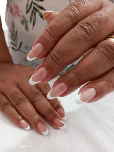 Manicure, pedicure e alongamento 