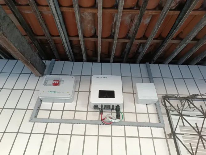 Eletricista , com equipe , instalação de placa solar , carregador de carro elétrico