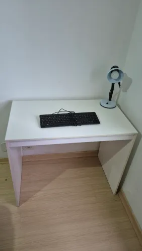 Escrivaninha branca para estudo/trabalho