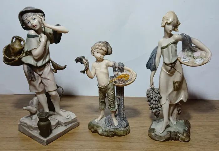 Conjunto com 3 estatuetas resina italiana de 16 à 21cm