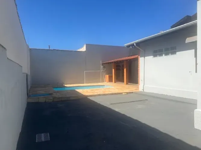 Casa com piscina | 2 Quartos | 1 Suíte | Localização privilegiada!