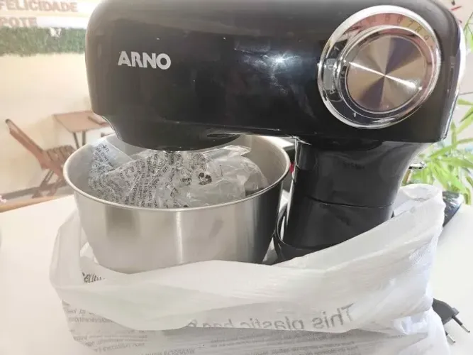 Vende se batedeira planetária Arno sem uso