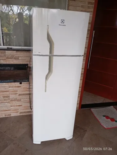 Geladeira Eletrolux, 260 litros, 220 volts em excelente estado de conservação