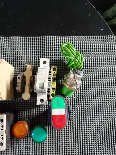 Vendo dispositivos para montagem de painel elétrico todos funcionando.