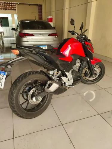 CB300 F MUITO NOVA PRA HJ