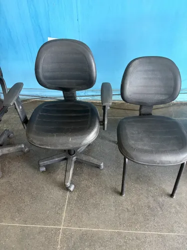 Conj 2 cadeiras, sendo 1 base fixa e 1 base giratória