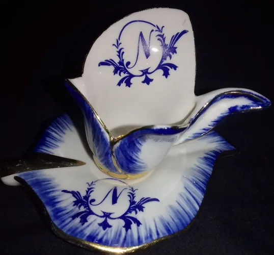 Miniatura de porcelana de pires e xícara