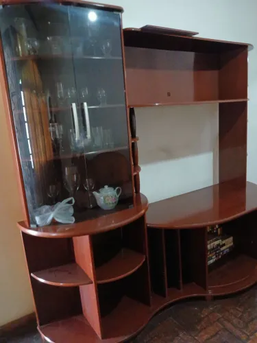 Estante para TV em MDF com Cristaleira - Ótimo Estado!