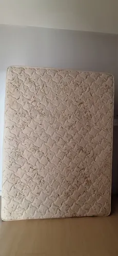 Cama casal, freezer e fogão