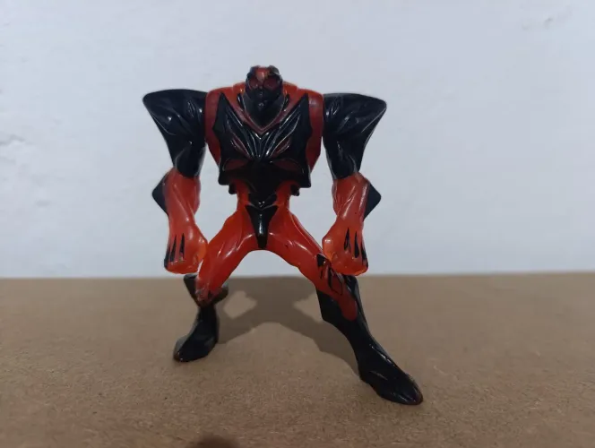 Alienígena bem 10 e chaveiro homem aranha 