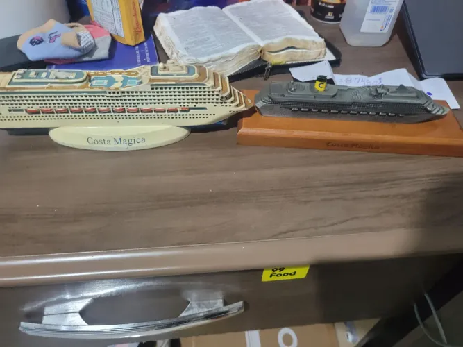 Maquete, barco. Para aqui em encosta.