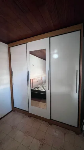 Guarda roupa casal porta de correr com espelho