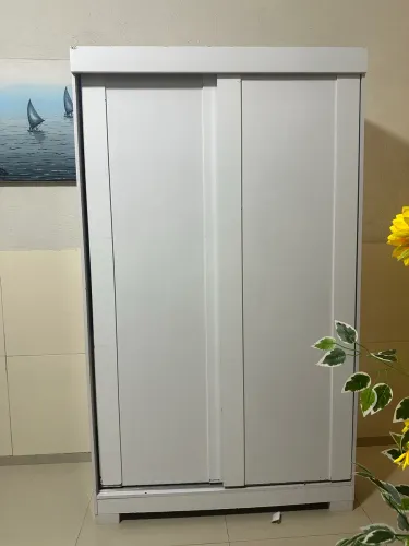 Guarda-roupa bem conservado
