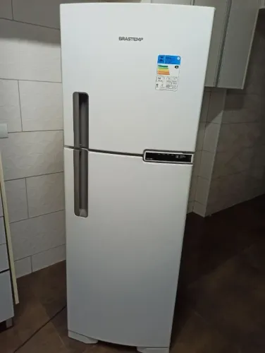 Geladeira seminova de 375 litros excelente estado
