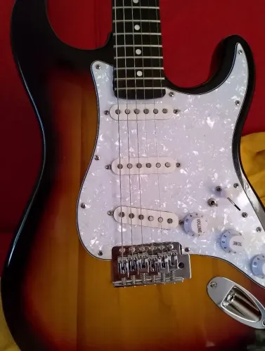 Guitarra fender stratocaste pra sair logo