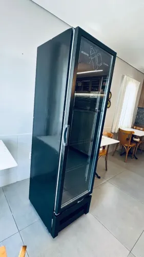 Geladeira freezer vertical vitrine Metalfrio 343 litros Preto com LED. Frost free. 