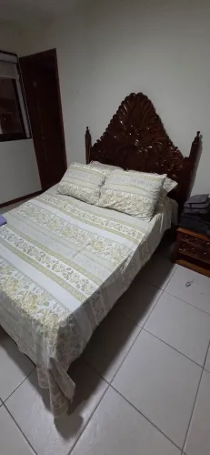 Cama e mesas de canto estilo Luis VI